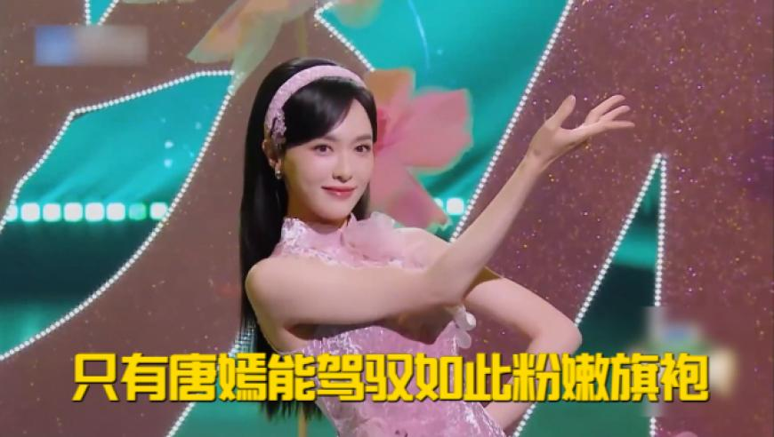 2O24澳门全年资料大全,新疆游客拍到公路上狼群逐鹿,最新正品解答落实_权威版V2.79